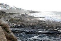 Bãi biển mất sạch cát sau một đêm, chuyên gia lập tức giải mã 