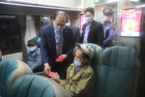 Xúc động những hình ảnh chuyến tàu cuối năm