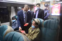 Xúc động những hình ảnh chuyến tàu cuối năm