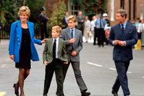 Công nương Diana phá vỡ quy tắc hoàng gia vì các con