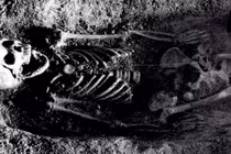 Bí ẩn hài cốt cô gái 300 tuổi có chim sẻ trong miệng