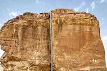 Kỳ bí khối đá ngàn năm tuổi có vết cắt đôi hoàn hảo lạ thường