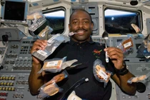 Sự thật kinh ngạc về bữa ăn của phi hành gia trong không gian 