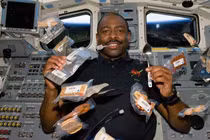 Sự thật kinh ngạc về bữa ăn của phi hành gia trong không gian 