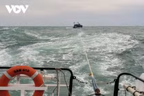 Cứu nạn 11 thuyền viên trên tàu cá bị thả trôi trên biển