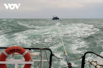 Cứu nạn 11 thuyền viên trên tàu cá bị thả trôi trên biển