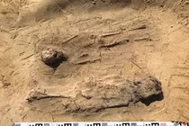 Rùng rợn hơn 100 bộ hài cốt thế kỷ 16 có đồng xu ở miệng