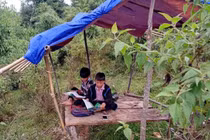 Học trò xứ Nghệ lên núi dựng chòi “tìm sóng” học trực tuyến