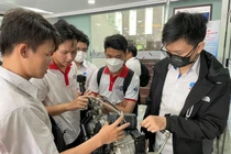 Sinh viên chế thiết bị giúp xe máy đi trong đường ngập nước