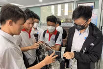 Sinh viên chế thiết bị giúp xe máy đi trong đường ngập nước