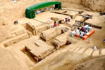 Quật mộ 2.000 tuổi, hoảng hồn thấy sinh vật sống lổm ngổm bò ra 