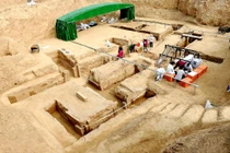 Quật mộ 2.000 tuổi, hoảng hồn thấy sinh vật sống lổm ngổm bò ra 