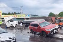 Cuộn thép trên đầu kéo container rơi xuống đường, ô tô lao lên dải phân cách