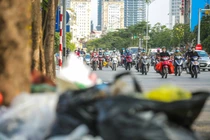 CLIP: Rác thải lại chất đống, bốc mùi trên nhiều tuyến phố Hà Nội