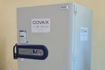 “Nội soi” tủ lạnh âm sâu trữ vắc xin COVID-19 COVAX tặng VN