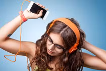 5 tác hại khủng khiếp khi đeo tai nghe khi ngủ