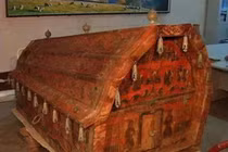 Mở nắp quan tài đỏ, chuyên gia thấy gì mà vội vã tránh xa?