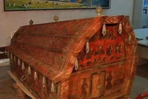 Mở nắp quan tài đỏ, chuyên gia thấy gì mà vội vã tránh xa?