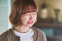 Bà nội nhờ đưa đi khám, mẹ chồng quẳng hết đồ đạc ra đường