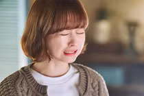 Bà nội nhờ đưa đi khám, mẹ chồng quẳng hết đồ đạc ra đường