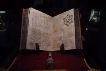 "Lạnh gáy" cuốn sách bị đồn đánh cắp linh hồn, ai đọc cũng... phát điên