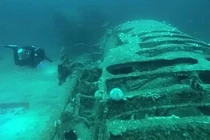 Thợ lặn thám hiểm xác tàu ngầm U-boat của Đức quốc xã