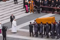 Vì sao thi hài Giáo hoàng được đặt trong 3 lớp quan tài?