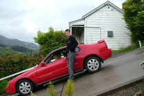 Lạ lùng con phố dốc nhất thế giới khiến nhựa đường dễ trôi chảy