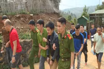 Tội phạm ma túy ôm 6 khẩu súng cố thủ trong nhà