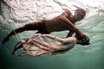 Kỳ lạ bộ tộc “người cá”, lặn sâu dưới biển để kiếm ăn