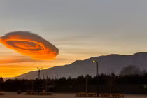 Xôn xao đám mây quái vật hình UFO thình lình xuất hiện 