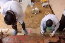 Quan tài rò rỉ chất đỏ như máu, bí mật sốc được phơi bày