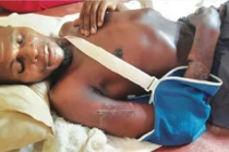 Người đàn ông chiến đấu tay không cùng lúc 3 con cá sấu hung tợn