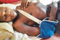 Người đàn ông chiến đấu tay không cùng lúc 3 con cá sấu hung tợn