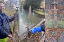 Kéo lưới đánh cá, ngư dân vô tình vớt được báu vật quý hiếm