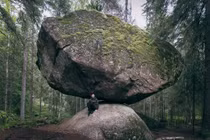 Bí ẩn tảng đá chênh vênh cả ngàn năm... không bao giờ bị đổ