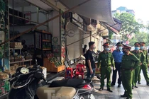 Theo chân cảnh sát đi tuần, phạt người không đeo khẩu trang nơi công cộng