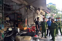 Theo chân cảnh sát đi tuần, phạt người không đeo khẩu trang nơi công cộng