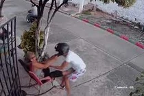 Video: Bị cướp điện thoại, cụ bà có màn “phản đòn” cực gắt