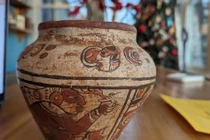 Chi 100.000 đồng mua bình cũ, ai ngờ là báu vật cực quý