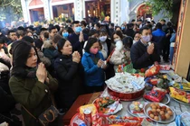 Vàng mã nghi ngút, nghìn người chen nhau vái lạy tại phủ Tây Hồ