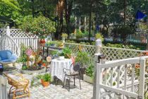 Biến mảnh sân cỏ mọc um tùm thành khu vườn đa sắc