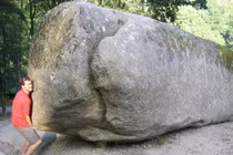 Bí ẩn hòn đá nặng 137 tấn, ai chạm vào cũng thành "siêu nhân"