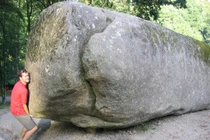 Bí ẩn hòn đá nặng 137 tấn, ai chạm vào cũng thành "siêu nhân"