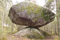 Huyền bí tảng đá thách thức mọi trọng lực, đẩy mãi không nhúc nhích