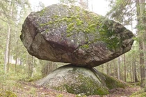 Huyền bí tảng đá thách thức mọi trọng lực, đẩy mãi không nhúc nhích