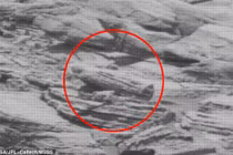 Giật mình “vật thể lạ” giống quan tài chứa xác ướp ở... sao Hỏa