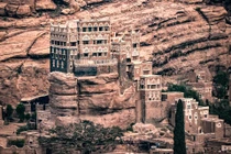 Ngỡ ngàng cung điện cổ kính nằm cheo leo trên chỏm núi đá