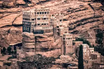 Ngỡ ngàng cung điện cổ kính nằm cheo leo trên chỏm núi đá