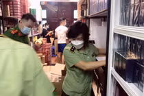 Đột kích tổng kho, thu giữ hàng nghìn chai nước hoa hàng hiệu